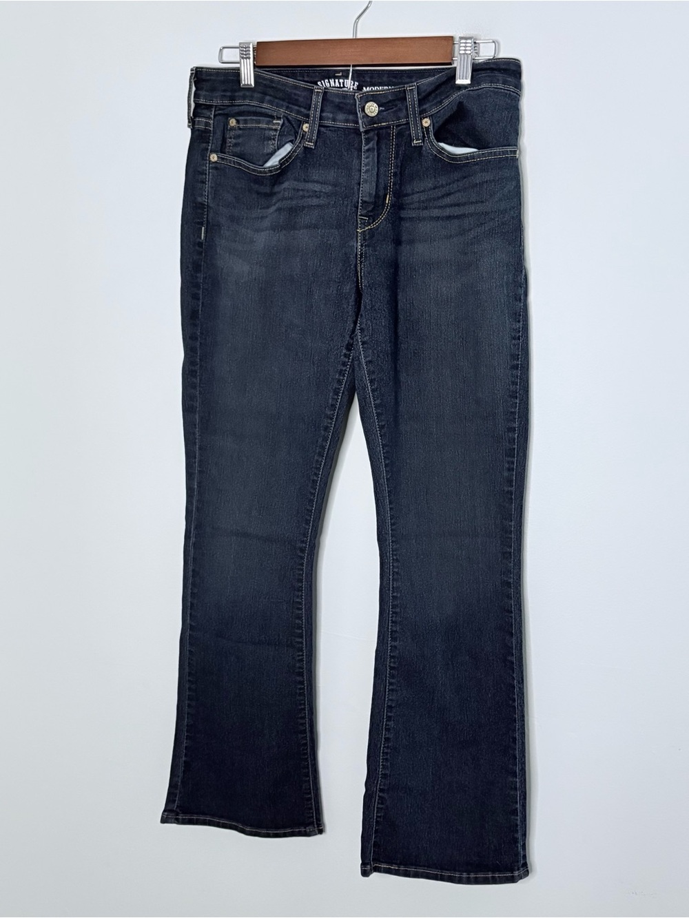Levi’s Women’s Boot Cut Jeans Size 30 Dark Denim Streetwear Casual Chic Fall